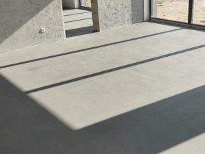 Mikrocement czy beton polerowany – co wybrać? Kompletny przewodnik