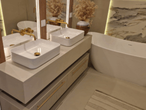 Mikrocement w łazience – kompletny przewodnik: zastosowanie, wady, zalety, pielęgnacja i kluczowe zasady