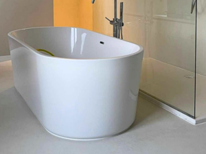 Czy mikrocement jest śliski? Fakty, bezpieczeństwo i praktyczne wskazówki