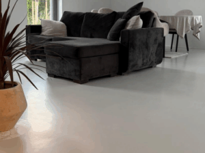 Mikrocement w salonie – nowoczesność, trwałość i elegancja w Twoim domu