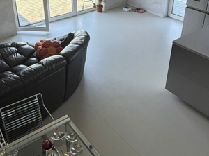 Mikrocement a alergia. Bezpieczne wykończenie podłóg i wnętrz dla alergików i właścicieli zwierząt. Kompletny poradnik