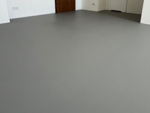 Podłoże anhydrytowe pod mikrocement – przygotowanie, błędy i technologia