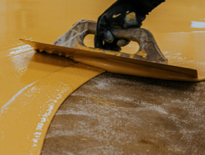 Posadzka epoksydowa w garażu, magazynie i piwnicy – trwałe rozwiązanie na lata