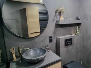 Tynk betonowy – czym jest, ile kosztuje i gdzie się sprawdza? Efekt betonu na ścianie, podłodze i w łazience