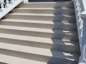 Mikrocement na schody zewnętrzne – trwałość, styl i funkcjonalność przez cały rok