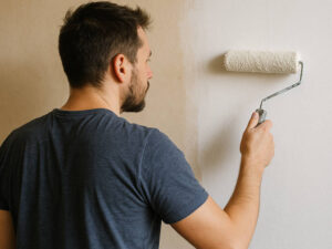 Jak przemalować kolorową ścianę na biało – kompletny przewodnik krok po kroku