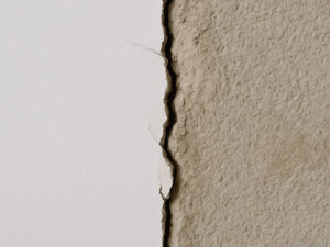 Płyty gipsko-kartonowe, jak uniknąć pęknięć na łączeniu z murem?