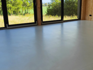 DIY: Jak wykonać mikrocement na podłodze krok po kroku – poradnik dla początkujących