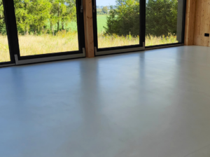 DIY: Jak wykonać mikrocement na podłodze krok po kroku – poradnik dla początkujących