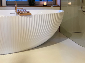 Wodoodporny mikrocement do stref mokrych – jaki system wybrać do łazienki, prysznica i kuchni?